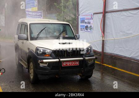 Kathmandu, Nepal. Mai 2020. Ein neu installierter Desinfektionstunnel desinfiziert in einem Fahrzeug am Checkpoint von Kathmandu im Rahmen von Vorsichtsmaßnahmen gegen die Ausbreitung des neuartigen Coronavirus (COVID-19) in Kathmandu. (Foto von Subash Shrestha/Pacific Press) Quelle: Pacific Press Agency/Alamy Live News Stockfoto