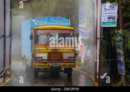 Kathmandu, Nepal. Mai 2020. Ein neu installierter Desinfektionstunnel desinfiziert in einem Fahrzeug am Checkpoint von Kathmandu im Rahmen von Vorsichtsmaßnahmen gegen die Ausbreitung des neuartigen Coronavirus (COVID-19) in Kathmandu. (Foto von Subash Shrestha/Pacific Press) Quelle: Pacific Press Agency/Alamy Live News Stockfoto