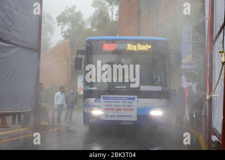 Kathmandu, Nepal. Mai 2020. Ein neu installierter Desinfektionstunnel desinfiziert in einem Fahrzeug am Checkpoint von Kathmandu im Rahmen von Vorsichtsmaßnahmen gegen die Ausbreitung des neuartigen Coronavirus (COVID-19) in Kathmandu. (Foto von Subash Shrestha/Pacific Press) Quelle: Pacific Press Agency/Alamy Live News Stockfoto