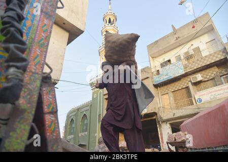 Unter den pakistanischen Arbeitern waren alte Frauen, die vor dem Internationalen Tag der Arbeit in Lahore auf einem Badami Bagh Gemüsemarkt arbeiten. Der Internationale Tag der Arbeit feiert weltweit, um denjenigen, die 1886 in Chicago ihr Leben für die Rechte der Arbeiter niedergelegt haben, mit dem Thema der Vereinigung der Arbeiter für soziale und wirtschaftliche Förderung zu würdigen. Es war im Jahr 1972, als Pakistan, s erste Beschäftigungspolitik wurde entwickelt und 1. Mai wurde offiziell als Feiertag erklärt. Pakistan, die Arbeit ist zweifellos die elendste Gemeinschaft im Land. Der Labor Day ist ein jährlicher Feiertag, der auf der ganzen Welt am M gefeiert wird Stockfoto