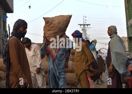 Unter den pakistanischen Arbeitern waren alte Frauen, die vor dem Internationalen Tag der Arbeit in Lahore auf einem Badami Bagh Gemüsemarkt arbeiten. Der Internationale Tag der Arbeit feiert weltweit, um denjenigen, die 1886 in Chicago ihr Leben für die Rechte der Arbeiter niedergelegt haben, mit dem Thema der Vereinigung der Arbeiter für soziale und wirtschaftliche Förderung zu würdigen. Es war im Jahr 1972, als Pakistan, s erste Beschäftigungspolitik wurde entwickelt und 1. Mai wurde offiziell als Feiertag erklärt. Pakistan, die Arbeit ist zweifellos die elendste Gemeinschaft im Land. Der Labor Day ist ein jährlicher Feiertag, der auf der ganzen Welt am M gefeiert wird Stockfoto