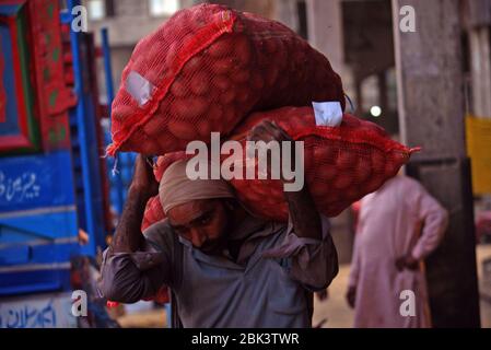 Unter den pakistanischen Arbeitern waren alte Frauen, die vor dem Internationalen Tag der Arbeit in Lahore auf einem Badami Bagh Gemüsemarkt arbeiten. Der Internationale Tag der Arbeit feiert weltweit, um denjenigen, die 1886 in Chicago ihr Leben für die Rechte der Arbeiter niedergelegt haben, mit dem Thema der Vereinigung der Arbeiter für soziale und wirtschaftliche Förderung zu würdigen. Es war im Jahr 1972, als Pakistan, s erste Beschäftigungspolitik wurde entwickelt und 1. Mai wurde offiziell als Feiertag erklärt. Pakistan, die Arbeit ist zweifellos die elendste Gemeinschaft im Land. Der Labor Day ist ein jährlicher Feiertag, der auf der ganzen Welt am M gefeiert wird Stockfoto