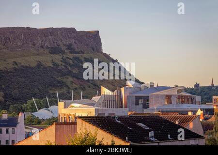 Salisbury Crags in Edinburgh über den Dächern des Besucherzentrums Dynamic Earth und des Scottish Parliament (Holyrood) Stockfoto