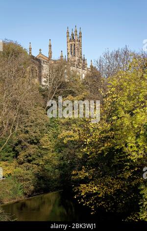 Holy Trinity Church entlang der Dean Bridge, die das Wasser von Leith in Edinburgh vom Dean Village in der Nähe des Stadtzentrums überquert Stockfoto