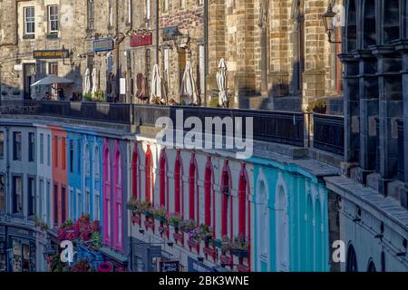 Die farbenfrohen Gebäude an der Victoria Street in der Nähe von Grassmarket, Edinburgh, einer der malerischsten Orte der Stadt, mit Cafés oben auf der Victoria Terrace Stockfoto