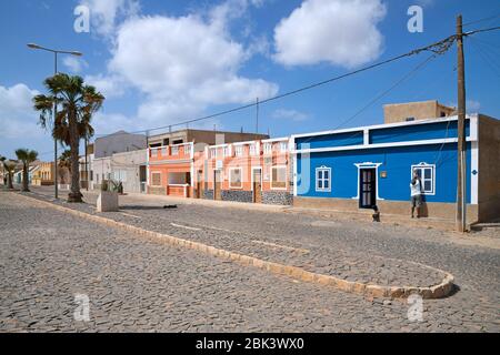 Bunte Häuser in der Hauptstraße des Dorfes Bofareira / Bofarreira / Bafureira auf der Insel Boa Vista, Kap Verde / Cabo Verde Archipel Stockfoto