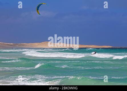 Kitesurfer / Kiteboarder am Strand von Rabil auf der Insel Boa Vista, Kap Verde / Cabo Verde Archipel im Atlantik gezogen Stockfoto