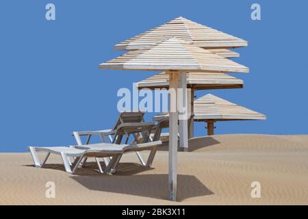 Holzschirme und leere Liegen/Liegen am Strand Rabil, Insel Boa Vista, Kap Verde / Kapverdische Inselgruppe im Atlantik Stockfoto