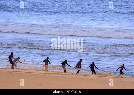 Fischer schleppen illegales Fangnetz am Strand von Rabil auf der Insel Boa Vista, Kap Verde / Cabo Verde Archipel im Atlantik Stockfoto