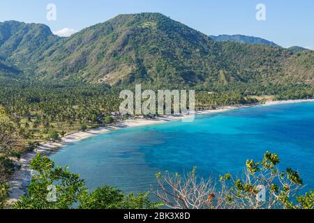 Schöne Landschaft von Senggigi Beach, Insel Lombok, Scenic Reiseziel Strand mit kristallklarem Wasser, Indonesien Stockfoto