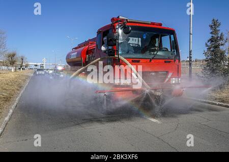 Mitarbeiter der Notfallorganisation der Provinz Darkhan-Uul desinfizieren Straßen in Darkhan Soum. (Ein Soum ist eine mongolische Verwaltungseinheit innerhalb der Provinzen, ähnlich einem Bezirk oder einer Grafschaft.) Die Mitarbeiter werden die öffentlichen Straßen in Darkhan bis Ende April wöchentlich desinfizieren. (Tegshdelger Batbayar, GPJ Mongolei) Stockfoto