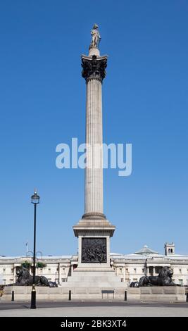 Nelsons-Säule und Trafalgar Square – mit der Nationalgalerie in der Ferne. London. GROSSBRITANNIEN. Auf dem Denkmal steht die Statue des Admiral Lord Horatio Nelson. (118) Stockfoto