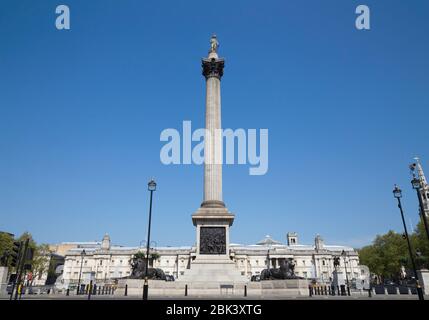 Nelsons-Säule und Trafalgar Square – mit der Nationalgalerie in der Ferne. London. GROSSBRITANNIEN. Auf dem Denkmal steht die Statue des Admiral Lord Horatio Nelson. (118) Stockfoto