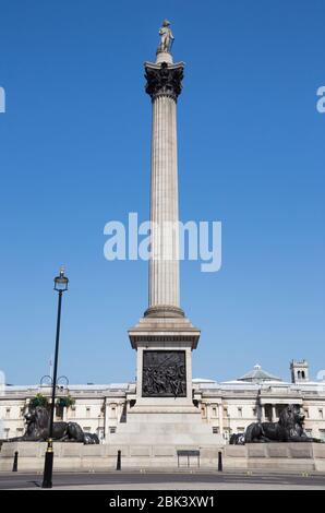 Nelsons-Säule und Trafalgar Square – mit der Nationalgalerie in der Ferne. London. GROSSBRITANNIEN. Auf dem Denkmal steht die Statue des Admiral Lord Horatio Nelson. (118) Stockfoto