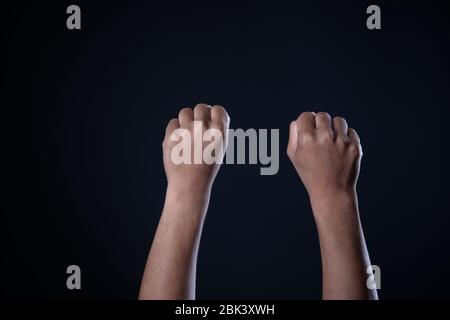 Mann Hand Messung unsichtbare Gegenstände. Isoliert auf Grau Stockfoto