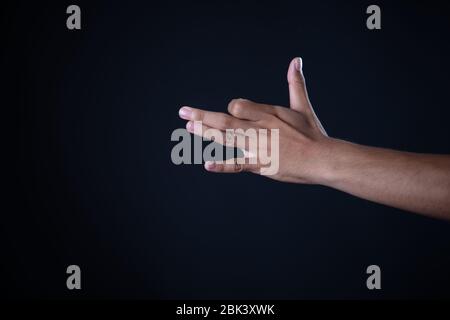 Mann Hand Messung unsichtbare Gegenstände. Isoliert auf Grau Stockfoto