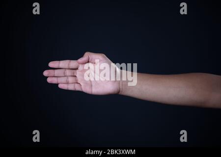 Mann Hand Messung unsichtbare Gegenstände. Isoliert auf Grau Stockfoto