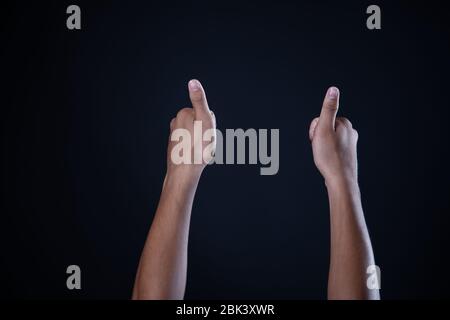 Mann Hand Messung unsichtbare Gegenstände. Isoliert auf Grau Stockfoto