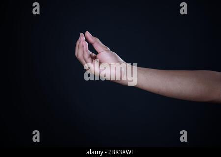 Mann Hand Messung unsichtbare Gegenstände. Isoliert auf Grau Stockfoto