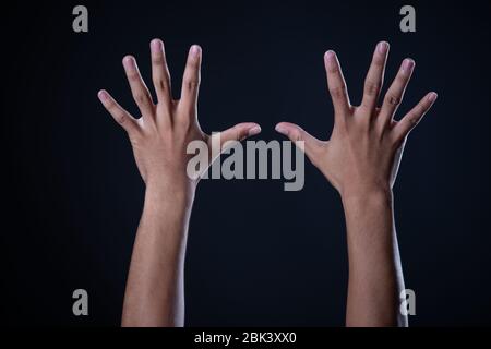 Mann Hand Messung unsichtbare Gegenstände. Isoliert auf Grau Stockfoto