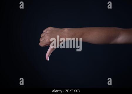 Mann Hand Messung unsichtbare Gegenstände. Isoliert auf Grau Stockfoto