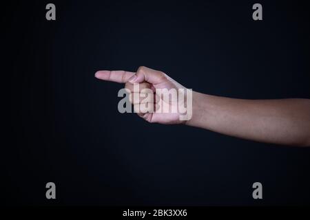 Mann Hand Messung unsichtbare Gegenstände. Isoliert auf Grau Stockfoto