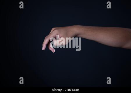 Mann Hand Messung unsichtbare Gegenstände. Isoliert auf Grau Stockfoto