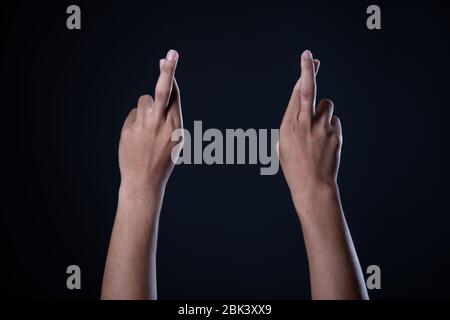 Mann Hand Messung unsichtbare Gegenstände. Isoliert auf Grau Stockfoto