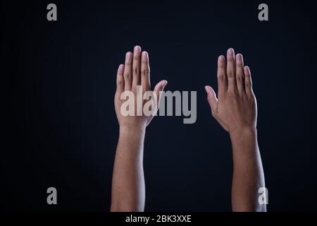 Mann Hand Messung unsichtbare Gegenstände. Isoliert auf Grau Stockfoto
