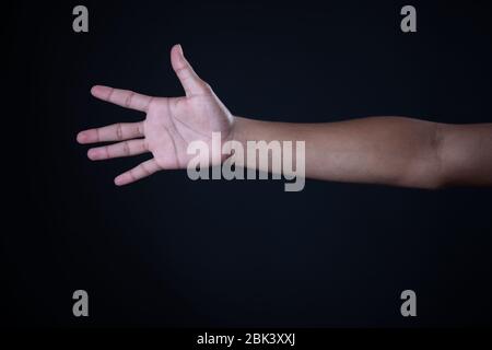 Mann Hand Messung unsichtbare Gegenstände. Isoliert auf Grau Stockfoto
