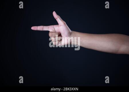 Mann Hand Messung unsichtbare Gegenstände. Isoliert auf Grau Stockfoto