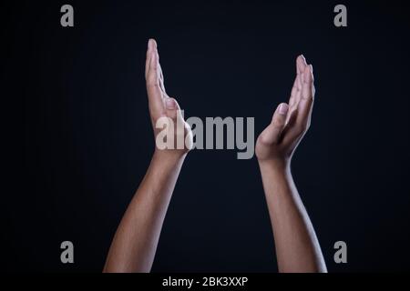 Mann Hand Messung unsichtbare Gegenstände. Isoliert auf Grau Stockfoto