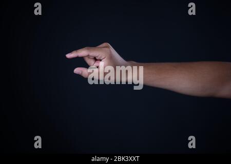 Mann Hand Messung unsichtbare Gegenstände. Isoliert auf Grau Stockfoto