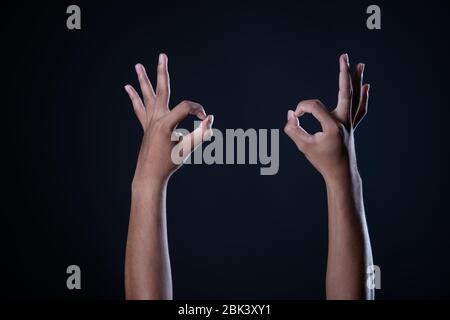 Mann Hand Messung unsichtbare Gegenstände. Isoliert auf Grau Stockfoto