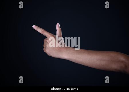 Mann Hand Messung unsichtbare Gegenstände. Isoliert auf Grau Stockfoto