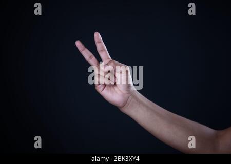 Mann Hand Messung unsichtbare Gegenstände. Isoliert auf Grau Stockfoto
