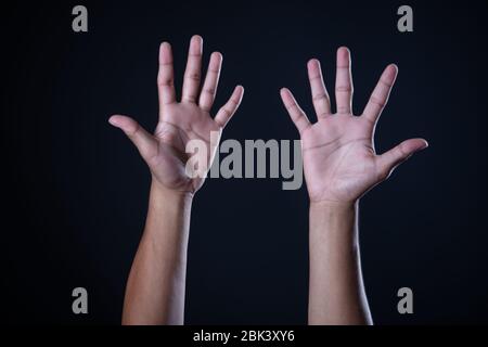 Mann Hand Messung unsichtbare Gegenstände. Isoliert auf Grau Stockfoto