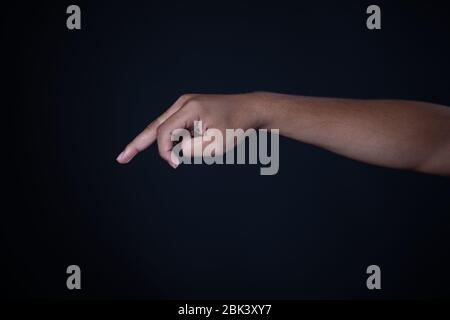 Mann Hand Messung unsichtbare Gegenstände. Isoliert auf Grau Stockfoto