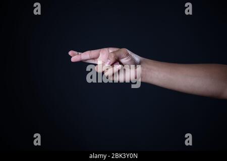 Mann Hand Messung unsichtbare Gegenstände. Isoliert auf Grau Stockfoto