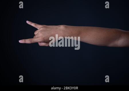 Mann Hand Messung unsichtbare Gegenstände. Isoliert auf Grau Stockfoto