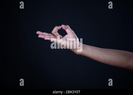 Mann Hand Messung unsichtbare Gegenstände. Isoliert auf Grau Stockfoto