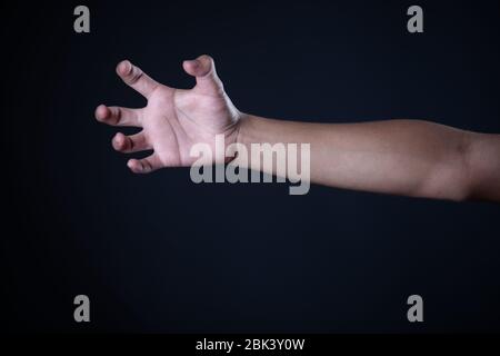 Mann Hand Messung unsichtbare Gegenstände. Isoliert auf Grau Stockfoto