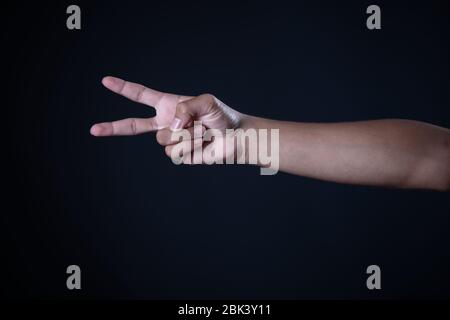 Mann Hand Messung unsichtbare Gegenstände. Isoliert auf Grau Stockfoto