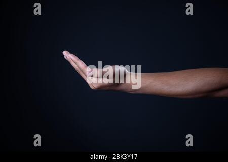 Mann Hand Messung unsichtbare Gegenstände. Isoliert auf Grau Stockfoto