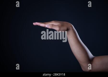 Mann Hand Messung unsichtbare Gegenstände. Isoliert auf Grau Stockfoto
