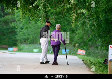 Austin, Texas, USA. April 2020. Da die Bewohner von Austin mit Gesichtsbedeckungen weiterhin mildes Frühlingswetter entlang der Butler Hike und Bike Trail genießen, bereitet sich Texas darauf vor, als Reaktion auf die Coronavirus-Epidemie ab dem 1. Mai vorsichtig den Aufenthalt zu Hause und geschäftliche Beschränkungen zu erleichtern. Texas hat bis April fast 700 Todesfälle durch das Virus erlebt. Kredit: Bob Daemmrich/ZUMA Wire/Alamy Live News Stockfoto