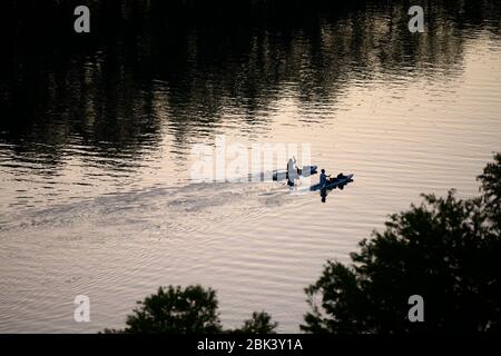 Austin, Texas, USA. April 2020. Kajakfahrer genießen mildes Frühlingswetter auf Lady Bird Lake in Austin, während Texas sich darauf vorbereitet, den Aufenthalt zu Hause und geschäftliche Beschränkungen am 1. Mai als Reaktion auf die Coronavirus-Epidemie vorsichtig zu erleichtern. Texas hat bis April fast 700 Todesfälle durch das Virus erlebt. Kredit: Bob Daemmrich/ZUMA Wire/Alamy Live News Stockfoto