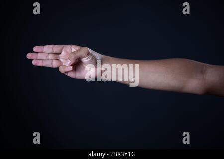 Mann Hand Messung unsichtbare Gegenstände. Isoliert auf Grau Stockfoto