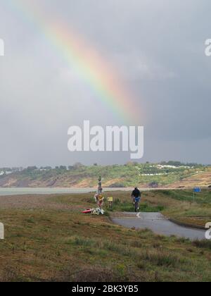 Sheerness, Kent, Großbritannien. Mai 2020. UK Wetter: Ein Regenbogen erschien nach einem starken Regenschauer in Sheerness, Kent. Quelle: James Bell/Alamy Live News Stockfoto