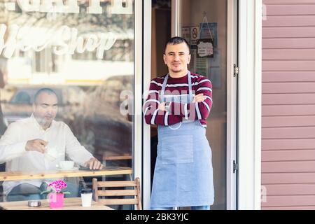 Der Besitzer des kleinen Unternehmens hat nach der Sperrung wieder ein Café auf der Straße eröffnet Stockfoto